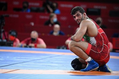 فیلم/ کشتی گرفتن قهرمان المپیک با فرزند شهید