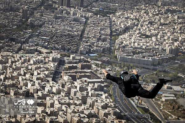 عکس/ نمای تهران از نگاه یک چترباز