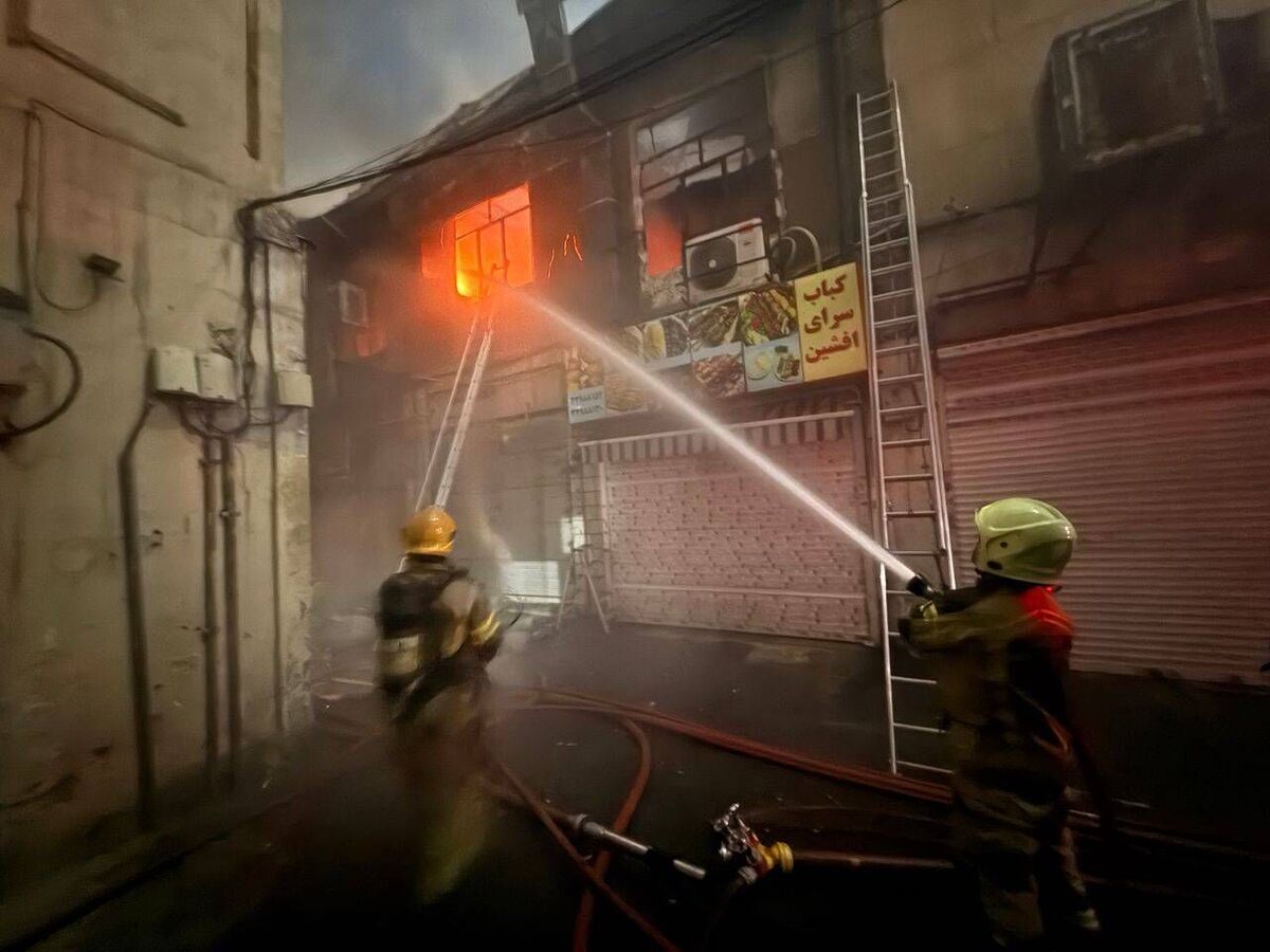 آتش سوزی کارگاه کفاشی در خیابان جمهوری تهران