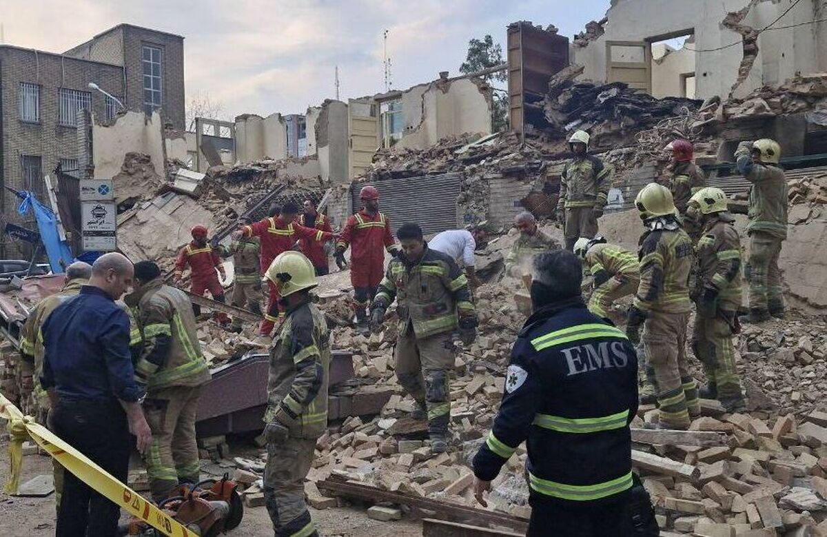 یک ساختمان سه طبقه مسکونی در تهران فرو ریخت