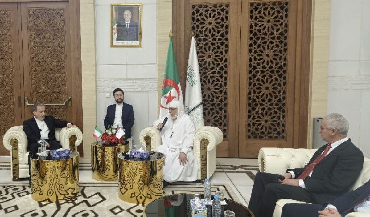 بازدید عراقچی از مسجد جامع الجزایر