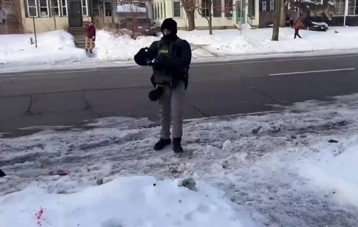 ببینید| لحظه وحشتناک مرگ یک زن جوان با شلیک پلیس آمریکا