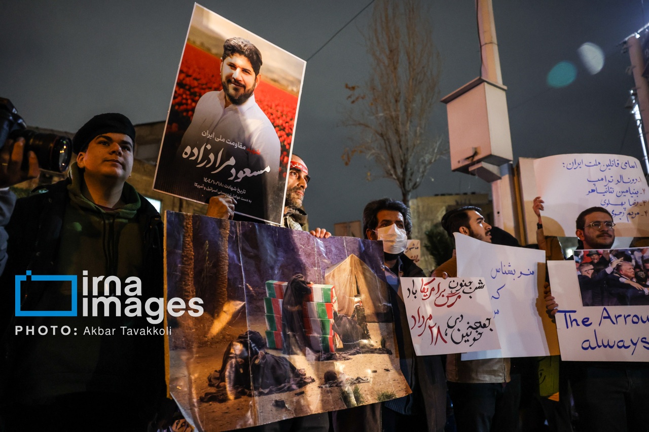 تجمع مقابل سفارت انگلستان