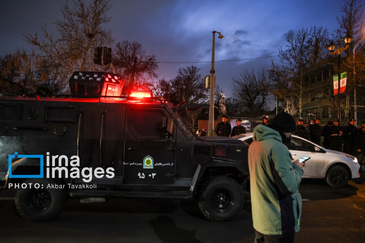 تجمع مقابل سفارت انگلستان