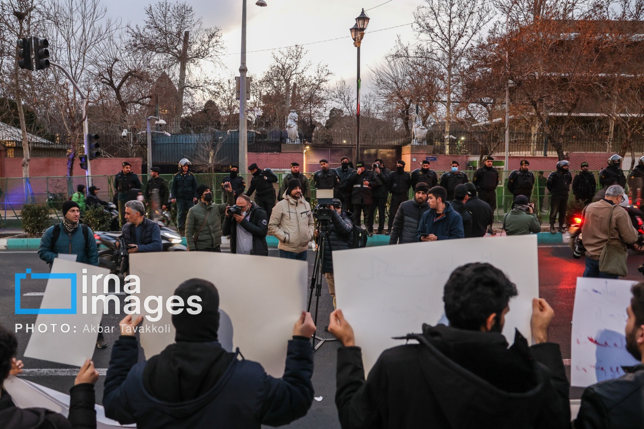 تجمع مقابل سفارت انگلستان