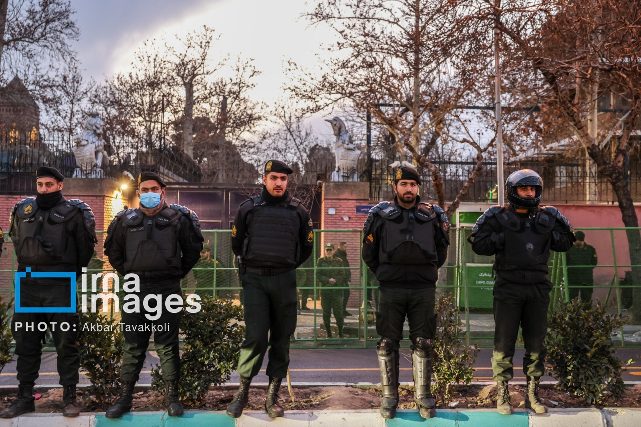 تجمع مقابل سفارت انگلستان