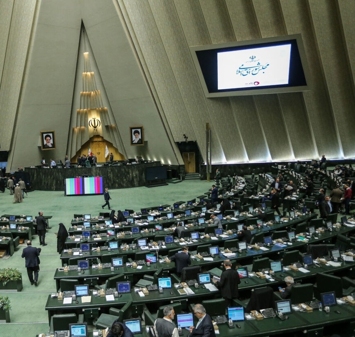 عضو هیأت رئیسه مجلس: استیضاح وزرا متوقف شد