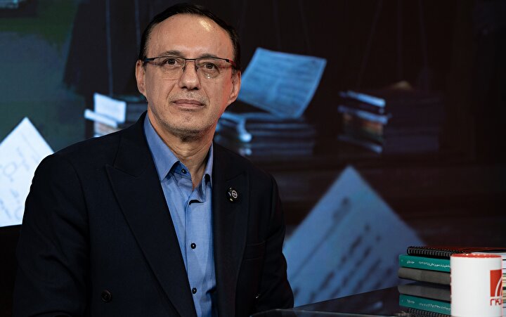 وحیدی: انحصار  یعنی شعر حداد عادل در کتب درسی با اجبار اضافه می‌شود/کتاب‌های کمک درسی رانت زیر پوستی آموزش است/ چه کسی پشت تولید و توزیع کتاب‌های مکمل است؟