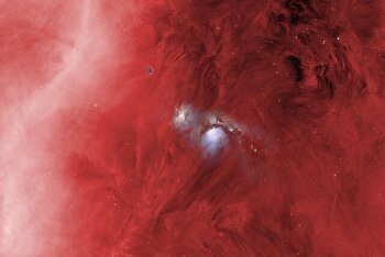 سحابی‌های آبی در دریای سرخ‌رنگ شکارچی