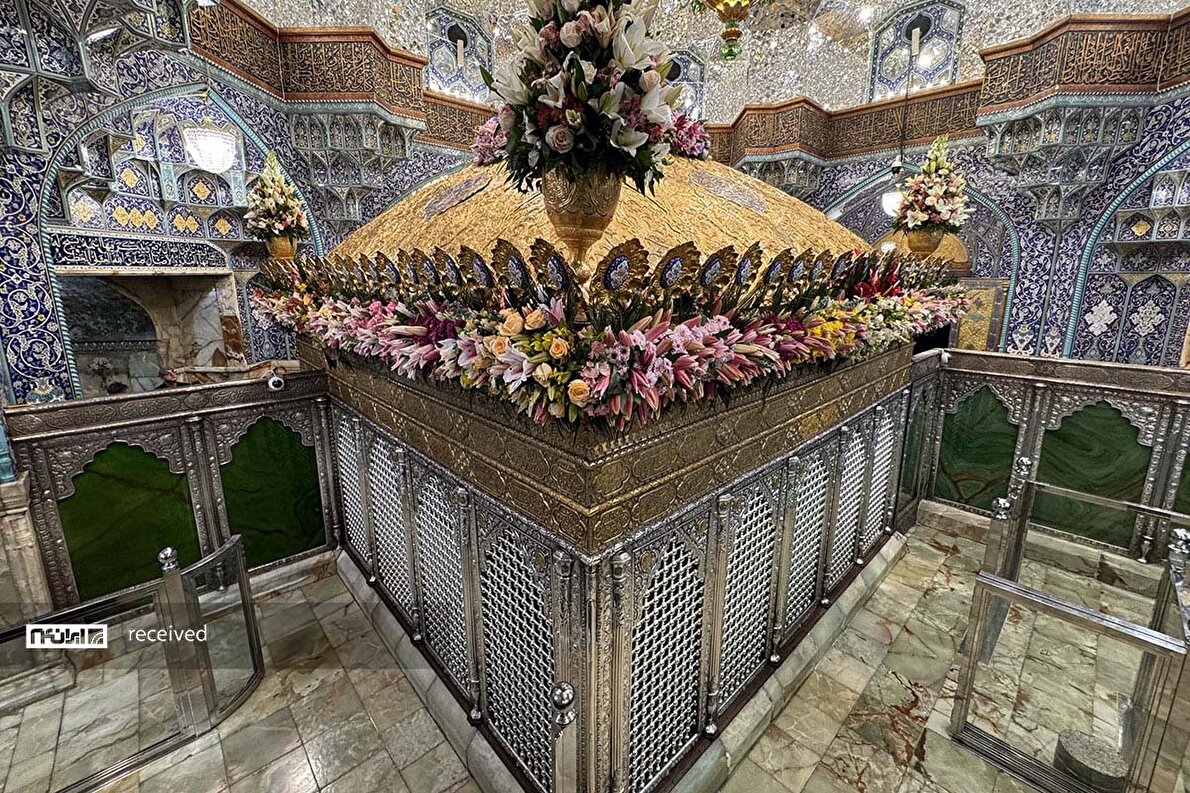 ضریح مطهر حضرت معصومه(س) در آستانۀ میلاد امام زمان(عج) گل‌آرایی شد