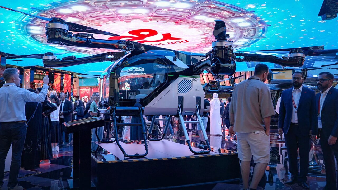 ناو هواپیمابر روی آسفالت ناو هواپیمابر روی آسفالت