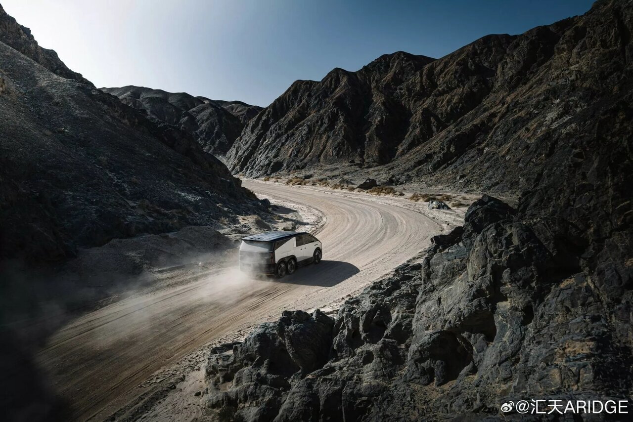 ناو هواپیمابر روی آسفالت ناو هواپیمابر روی آسفالت