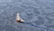 ببینید| رخداد کم‌نظیر حرکت قایق روی خلیج یخ‌بسته