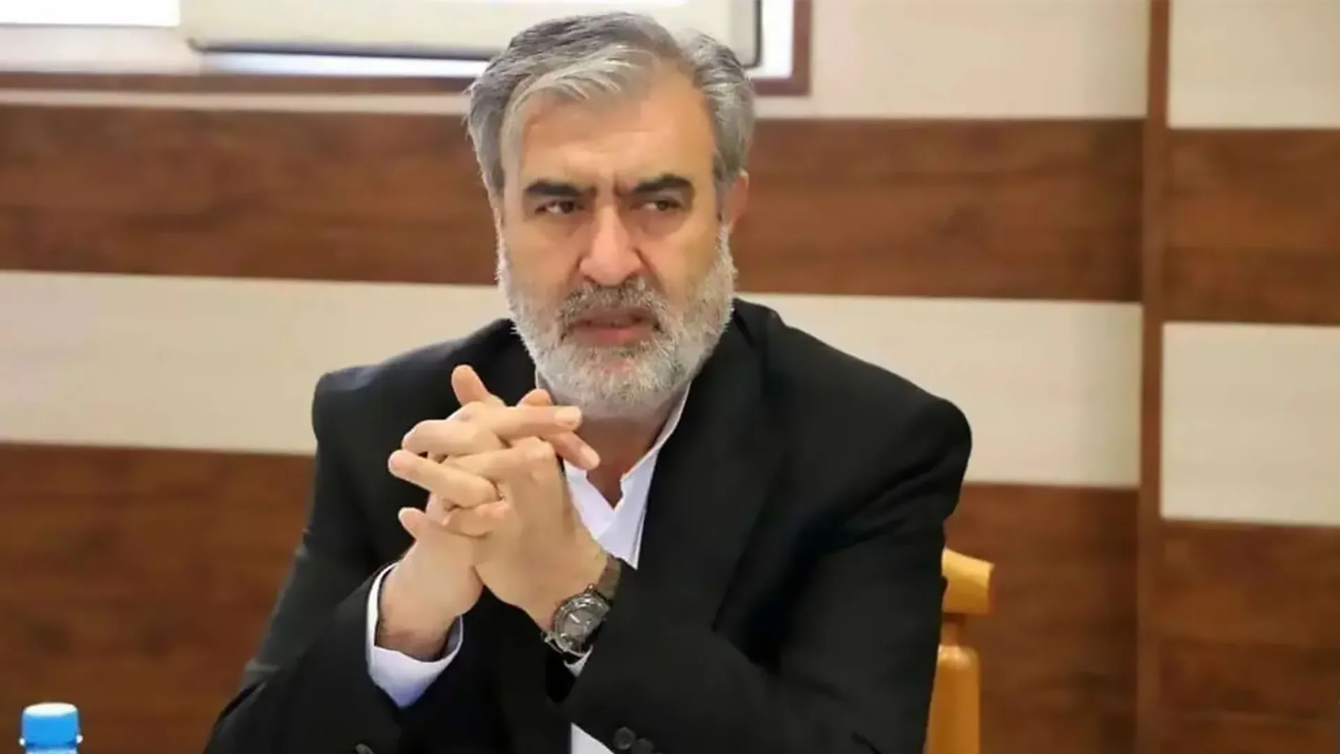 عزیزی: خرید و فروش سلاح در فضای مجازی جرم است؛ برخورد قاطع با مجرمان/جوکار: سلاحهای غیرمجاز در اغتشاشات استفاده شد؛ قاچاق عامل ناامنی و قوه قضاییه برخورد میکند عزیزی: خرید و فروش سلاح در فضای مجازی جرم است؛ برخورد قاطع با مجرمان/جوکار: سلاحهای غیرمجاز در اغتشاشات استفاده شد؛ قاچاق عامل ناامنی و قوه قضاییه برخورد میکند