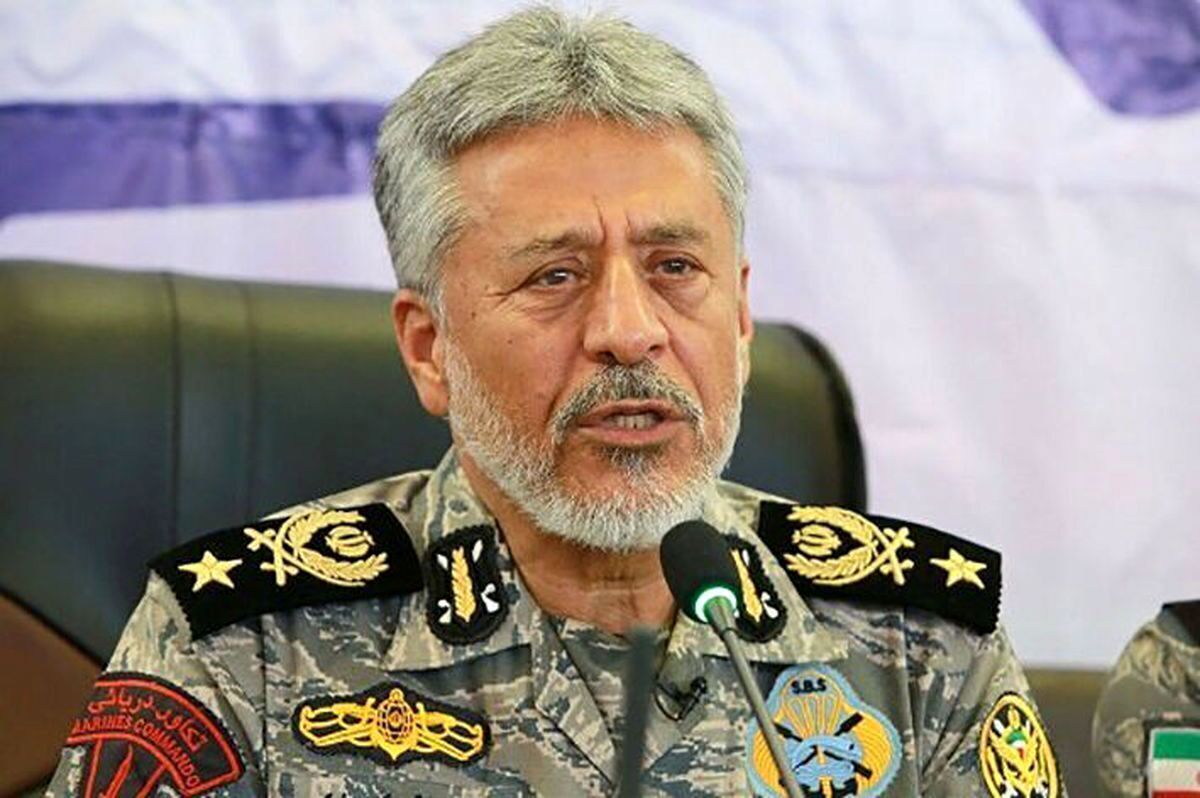 دریادار سیاری: جوانان ایرانی در صورت تعرض به کشور پوزه دشمن را به خاک میمالند