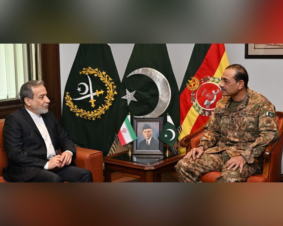 رایزنی عراقچی و فرمانده ارتش پاکستان درباره امنیت مرزها و تحولات منطقهای