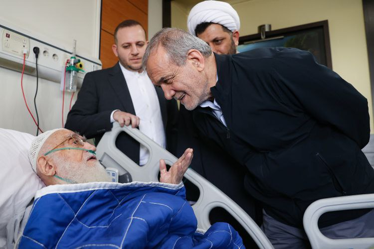 عیادت پزشکیان از آیت‌الله نوری همدانی 