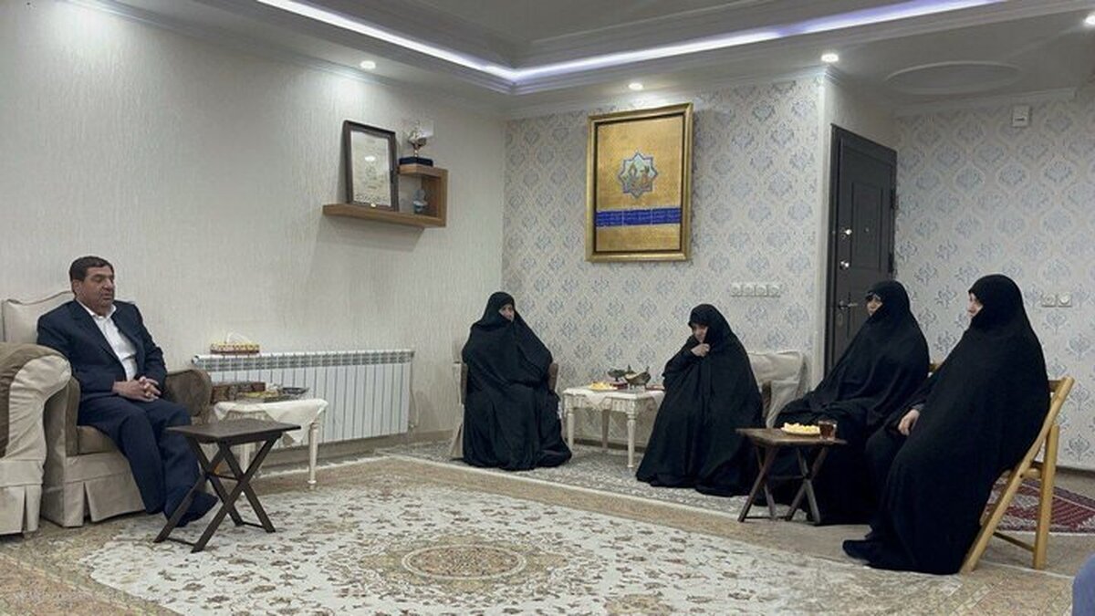 حضور مشاور و دستیار رهبری در منزل شهید آیت الله رئیسی