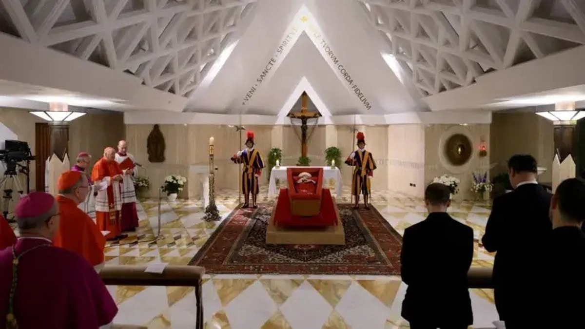 ایران رهبری بازار فرش در جهان را از دست داده است دستمزد کم و بیمه نبودن، قالیبافان را سرخورده کرده است