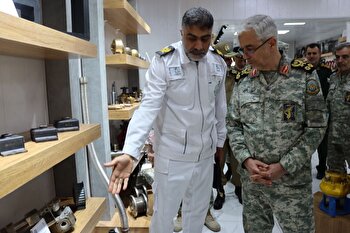 بازدید سرلشکر باقری از کارخانه‌های نیروی دریایی ارتش در بندرعباس