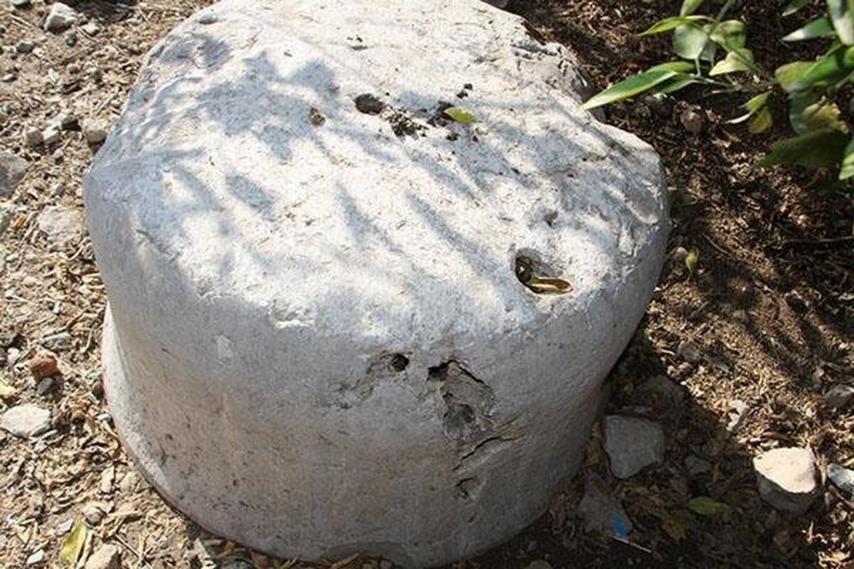 پایه ستونهای ساسانی در باغچه یک ملک شخصی رها شدهاند