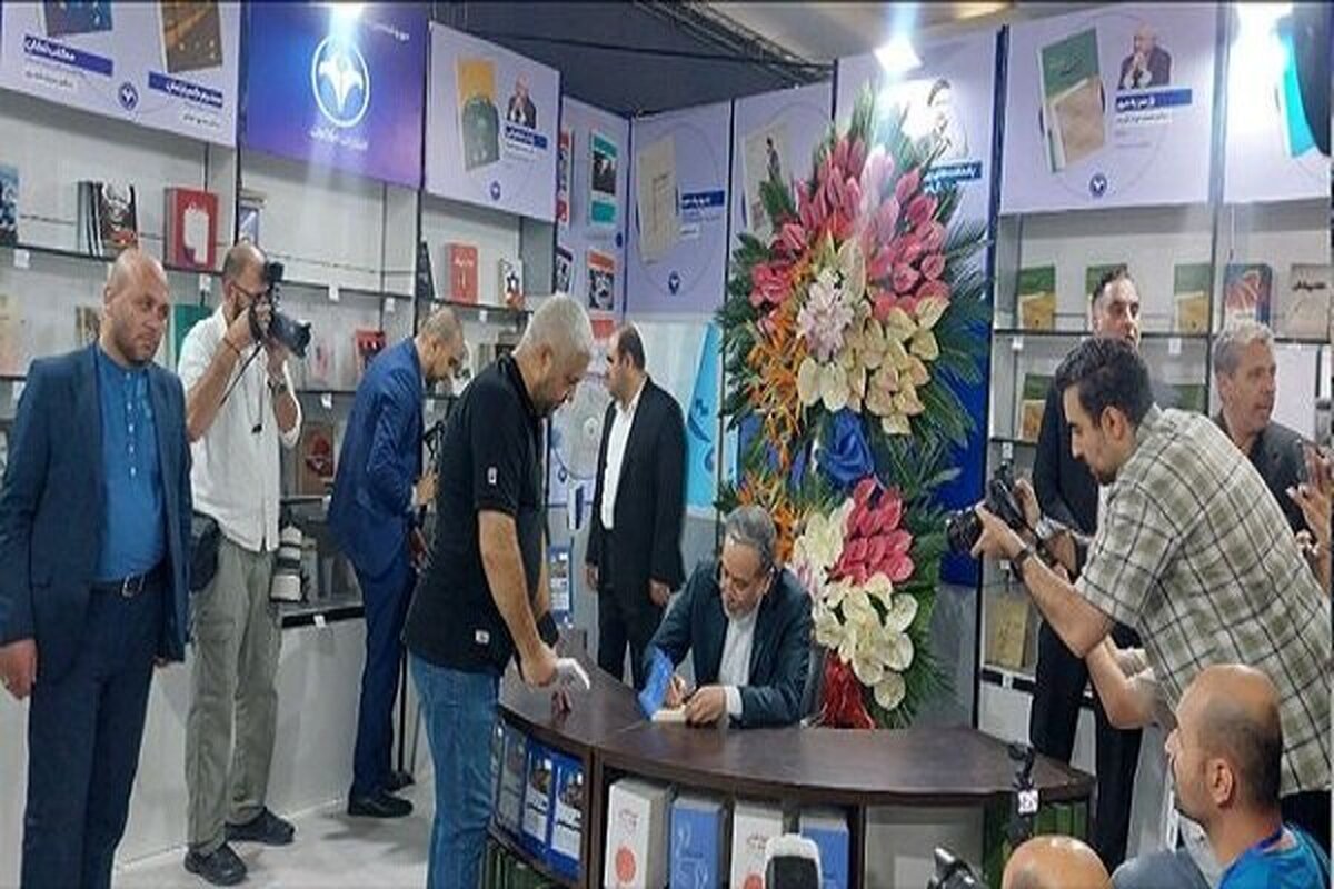 عراقچی در نمایشگاه کتاب حضور یافت