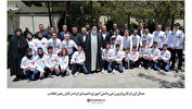 عکس یادگاری مدال آوران المپیک دانش‌آموزی با رهبر انقلاب