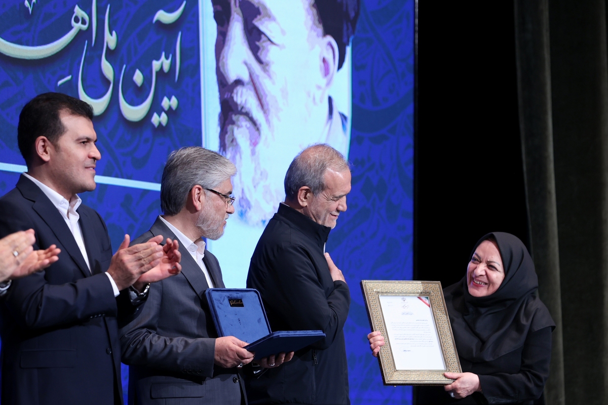 تقدیر پزشکیان از ۲۰ دانشمند برتر در آئین ملی جایزه علامه طباطبایی