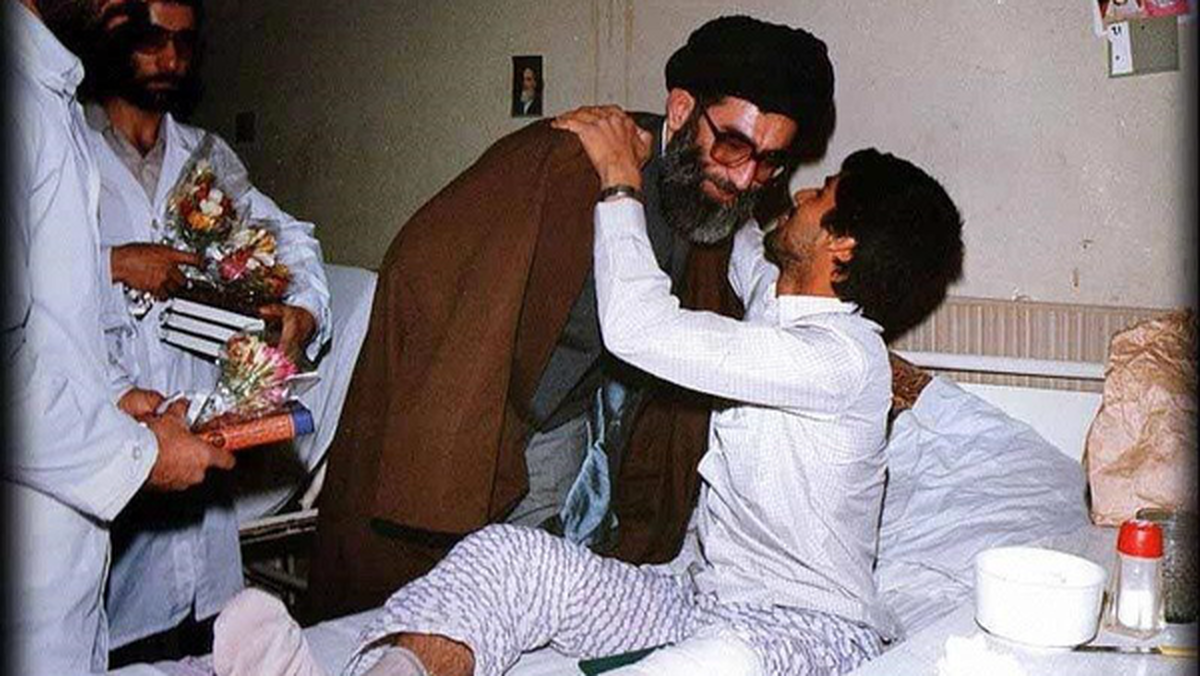 روایتی از بازدید ۱۹ ساعته آیتالله خامنهای از مجروحان دفاع مقدس