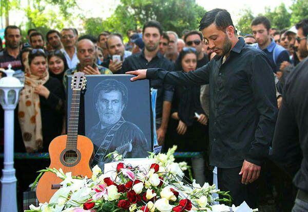 «من مرد تنهای شبم»