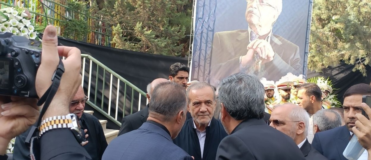 حضور پزشکیان در مراسم تشییع خیر مدرسه‌ساز