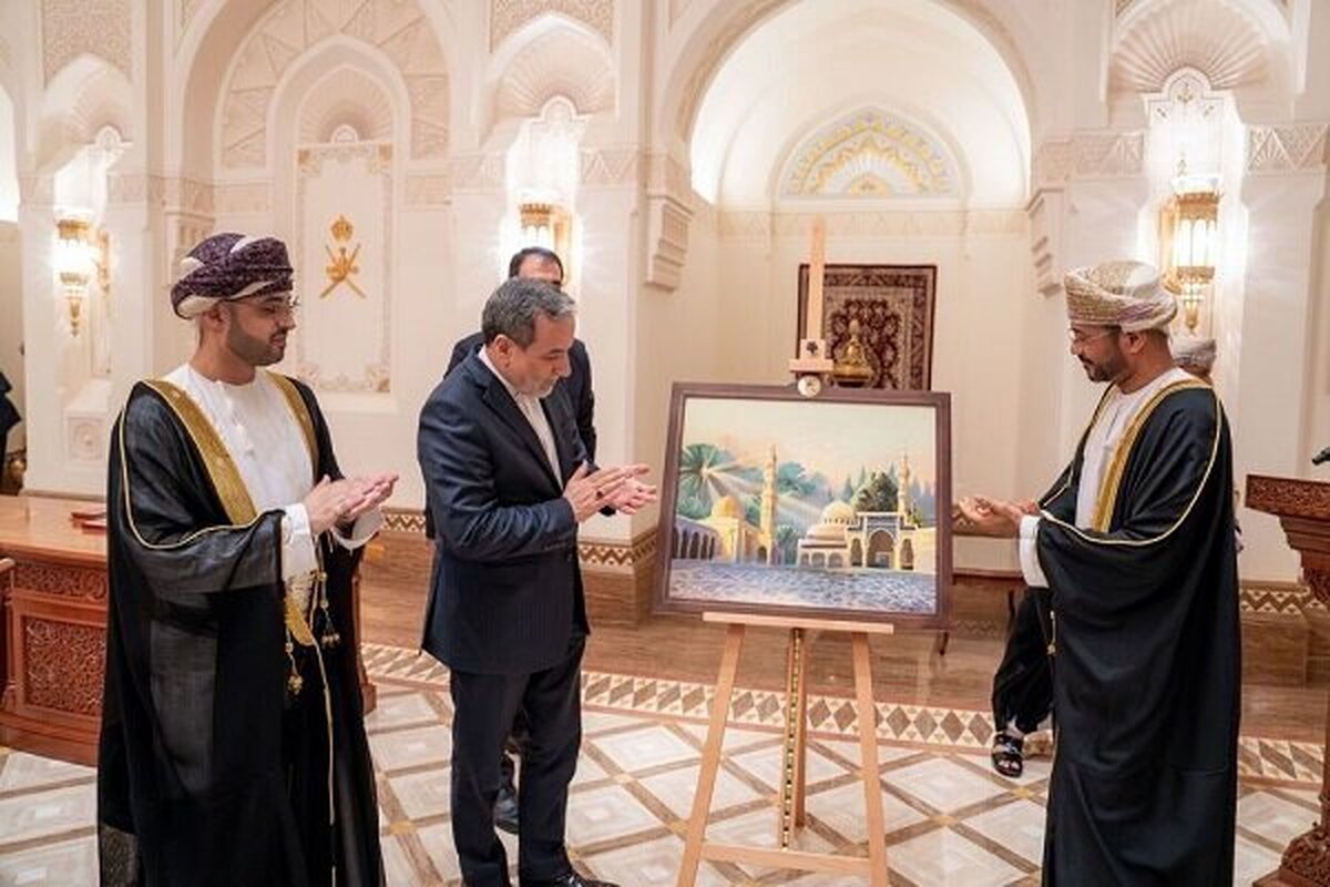 رونمایی از تمبر یادبود همکاری بین ایران و عمان