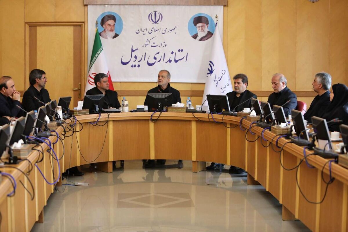 پزشکیان: وحدت بین مردم رمز موفقیت ماست   نشست پزشکیان با استاندار و جمعی از مدیران استان اردبیل