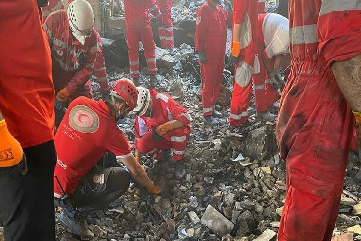 سالم بیرون آوردن مصدوم توسط تیم آوار جمعیت هلالاحمر