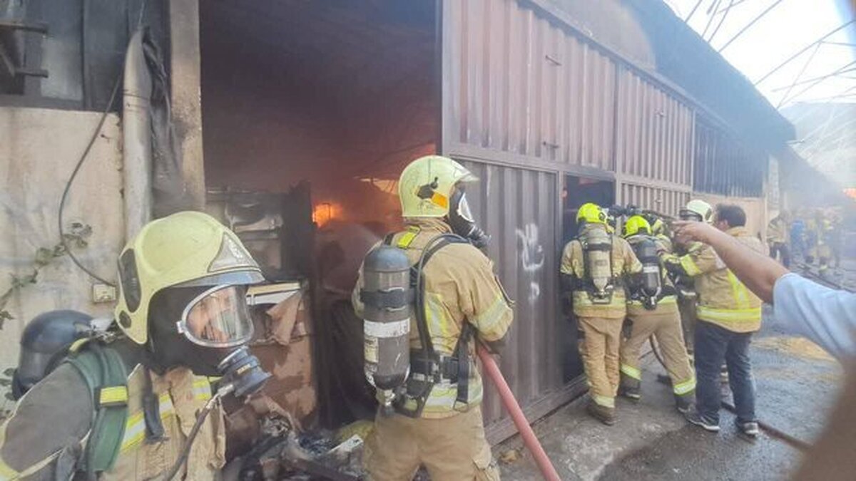 مرگ ۲ کارگر در پی حریق انبار چوب و کارتن