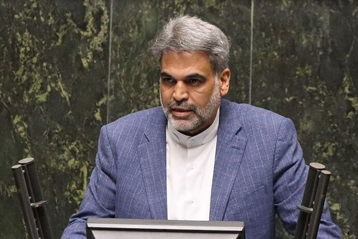 نماینده مجلس در انتقاد از عملکرد وزیر ارشاد: معاون شما با مسئول دفتر «فرح» عکس یادگاری گرفته است