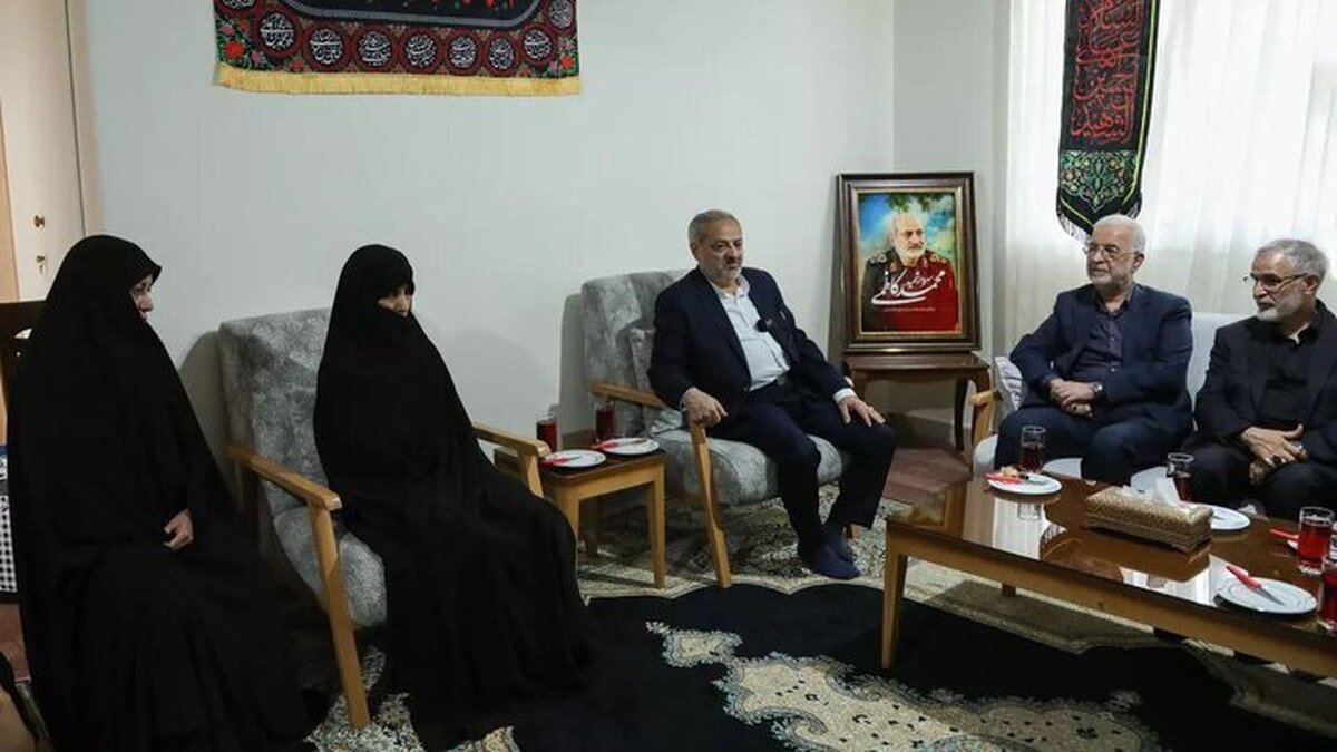 مومنی: پیروزی در جنگ را مدیون شهدایی مثل شهید حاجیزاده هستیم