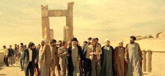 عکس قدیمی از رهبرانقلاب در تخت جمشید