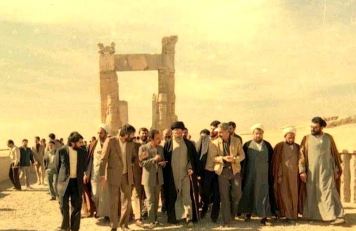 عکس قدیمی از رهبر انقلاب در تخت جمشید