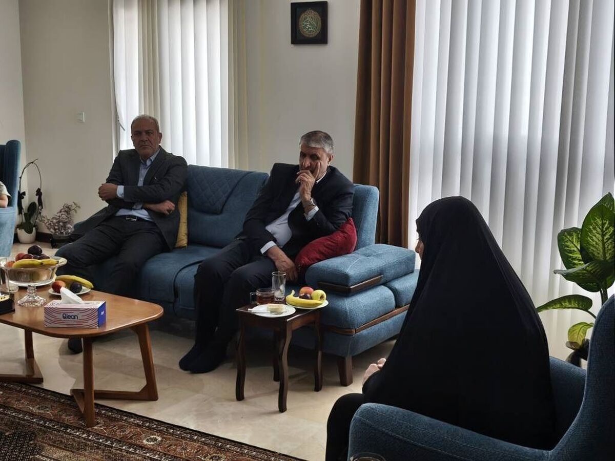 دیدار رئیس سازمان انرژی اتمی با خانواده شهید «فریدون عباسی»