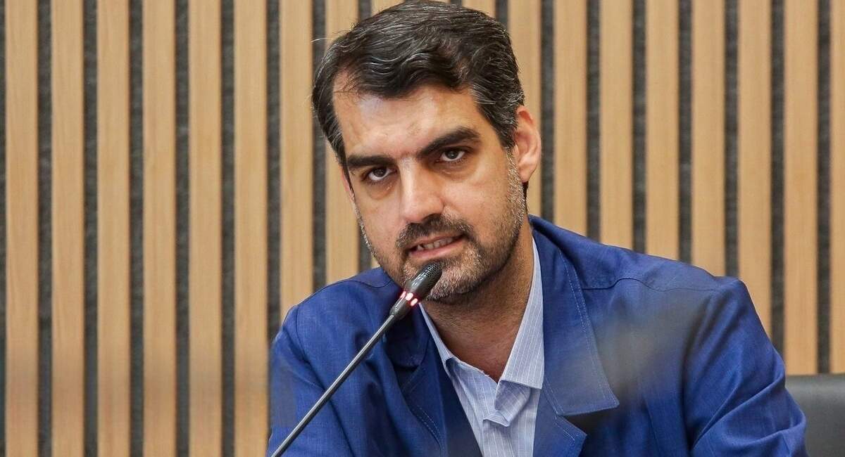 نماینده قم: وزیر راه با سوءاستفاده از بیت‌المال سفر لاکچری رفته است