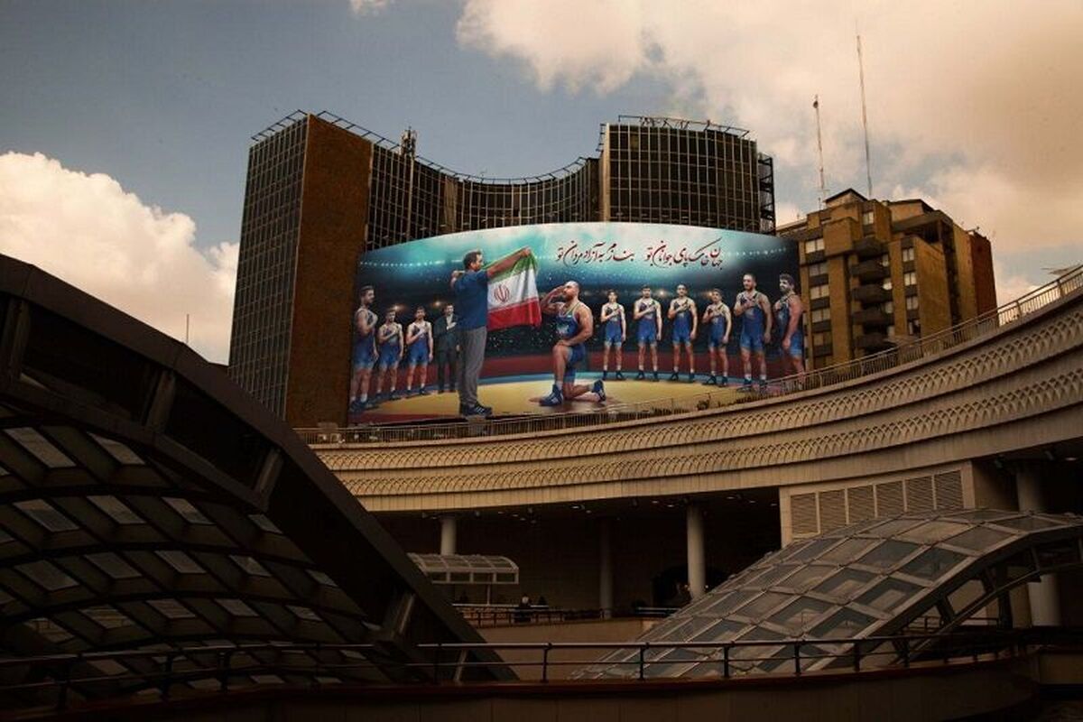 دیوارنگاره میدان ولیعصر تهران با تصویری از «آزاد مردان» رونمایی شد