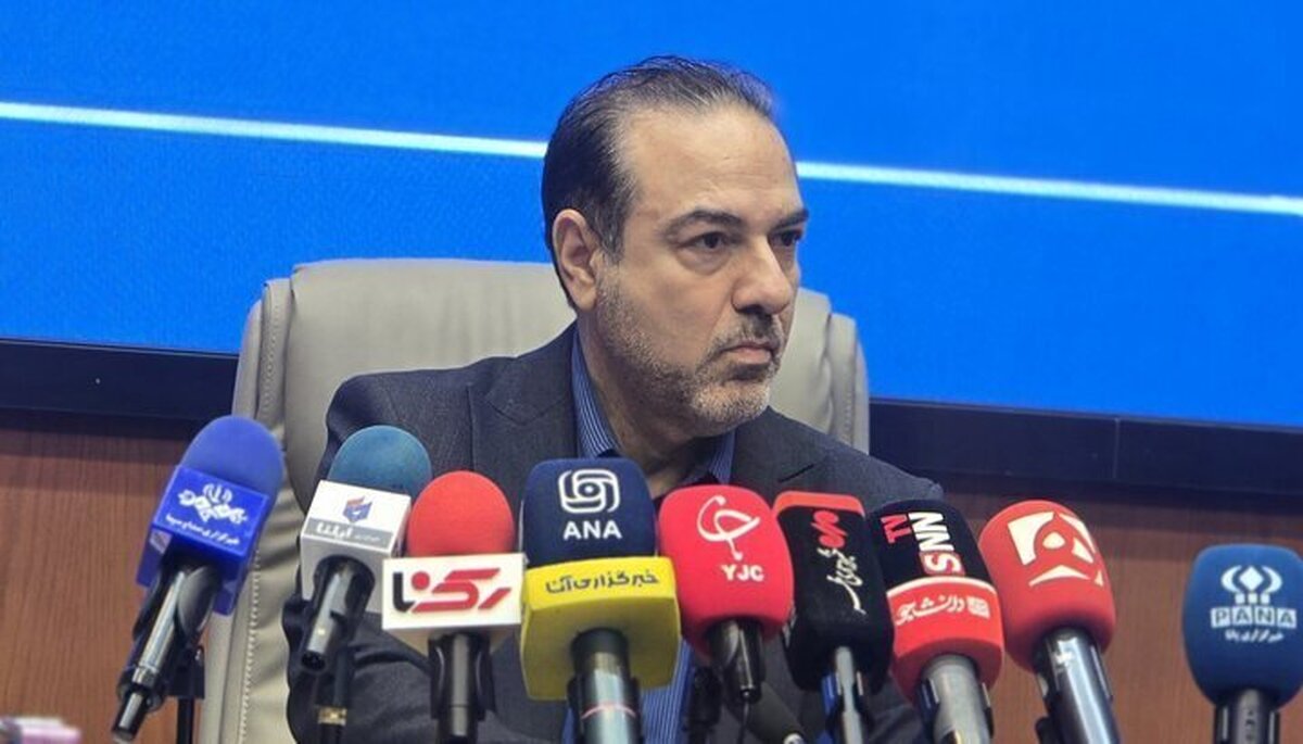 ببینید| درگیری لفظی معاون وزیر بهداشت با یک خبرنگار: یه الف بچه! من تو را بپیچانم؟