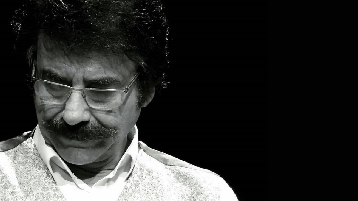 علیرضا افتخاری به سوگ مادر نشست