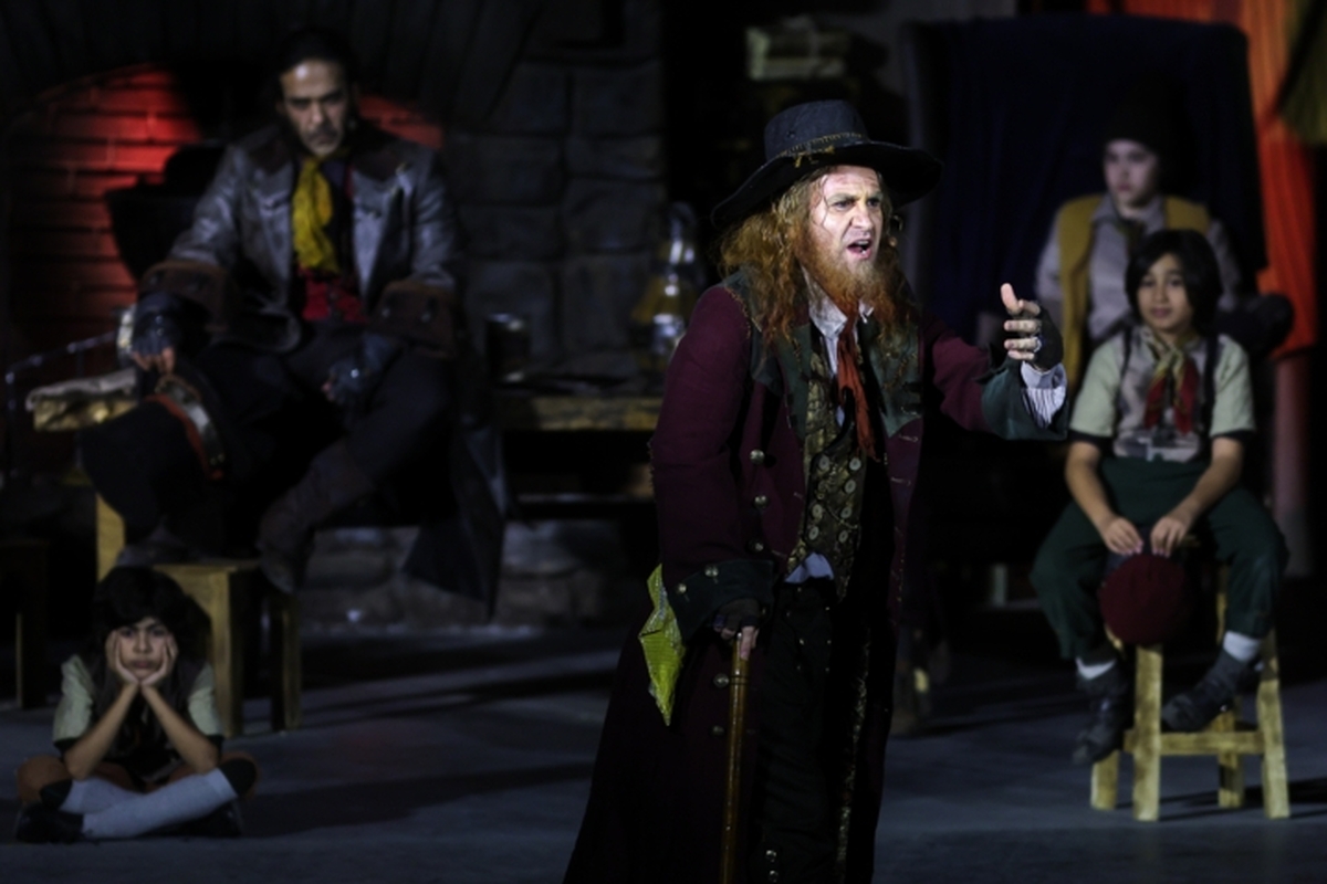 «الیور توئیست» میزبان ۷۰ هزار مخاطب شد  استقبال از بداهه‌گویی‌های هوتن شکیبا