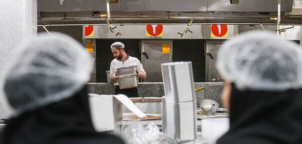 بررسی روند طبخ و توزیع غذای زائران ایرانی در مکه مکرمه