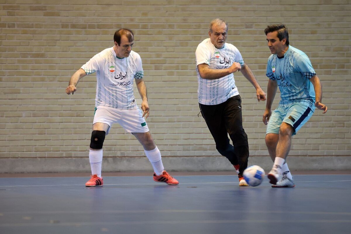 پزشکیان پا به توپ شد