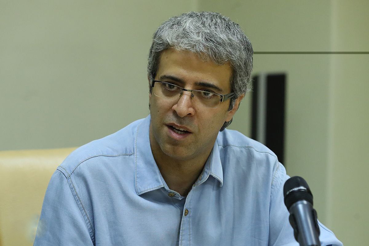 هشدار «ایوب آقاخانی» از حذف تئاتر‌ دغدغه‌مند تعداد آدم‌های بی استعداد اما پول دار روی صحنه‌ها در حال افزایش است