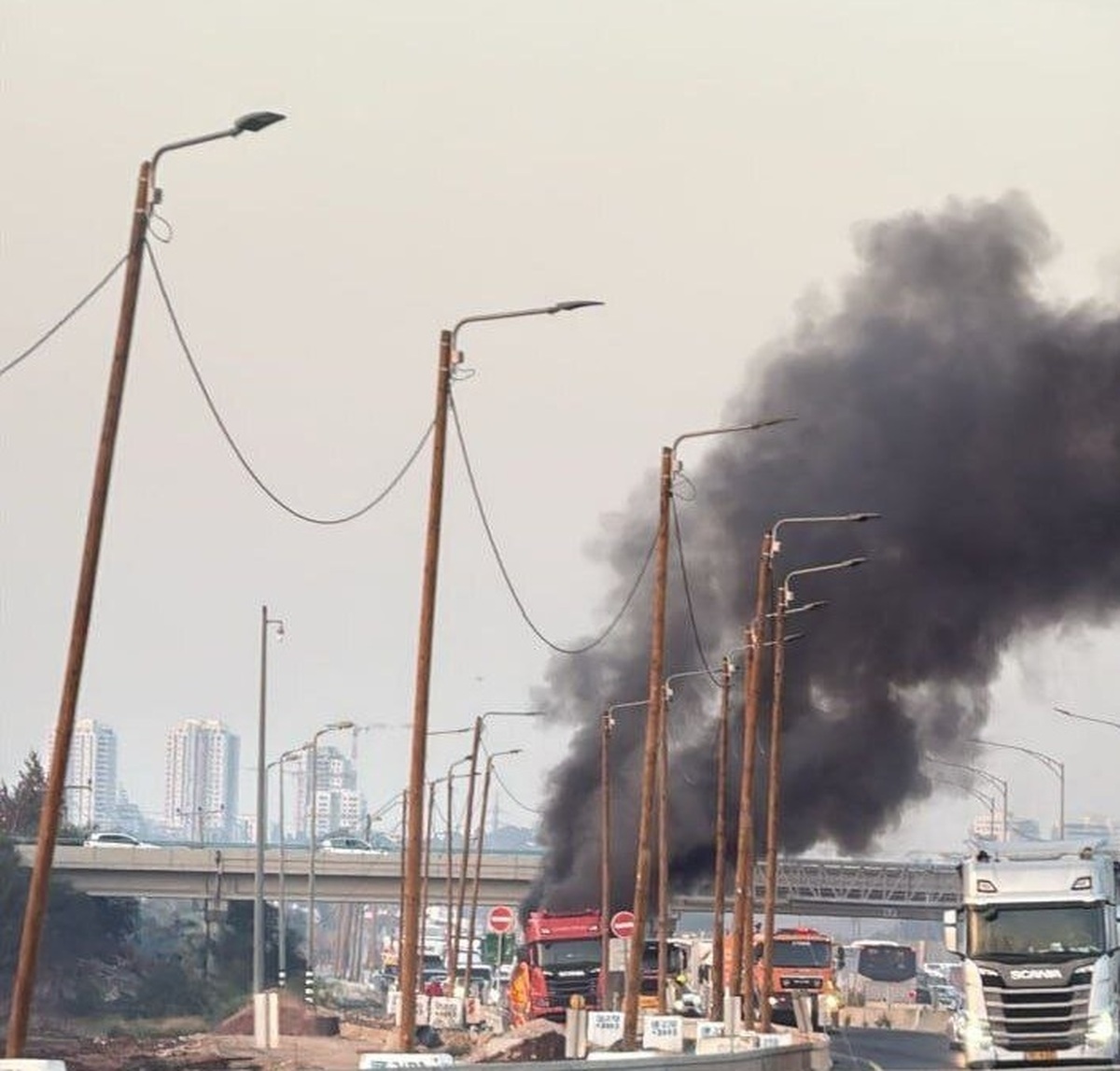 ببینید| آتش گرفتن یک کامیون در مسیر فرودگاه بن گوریون