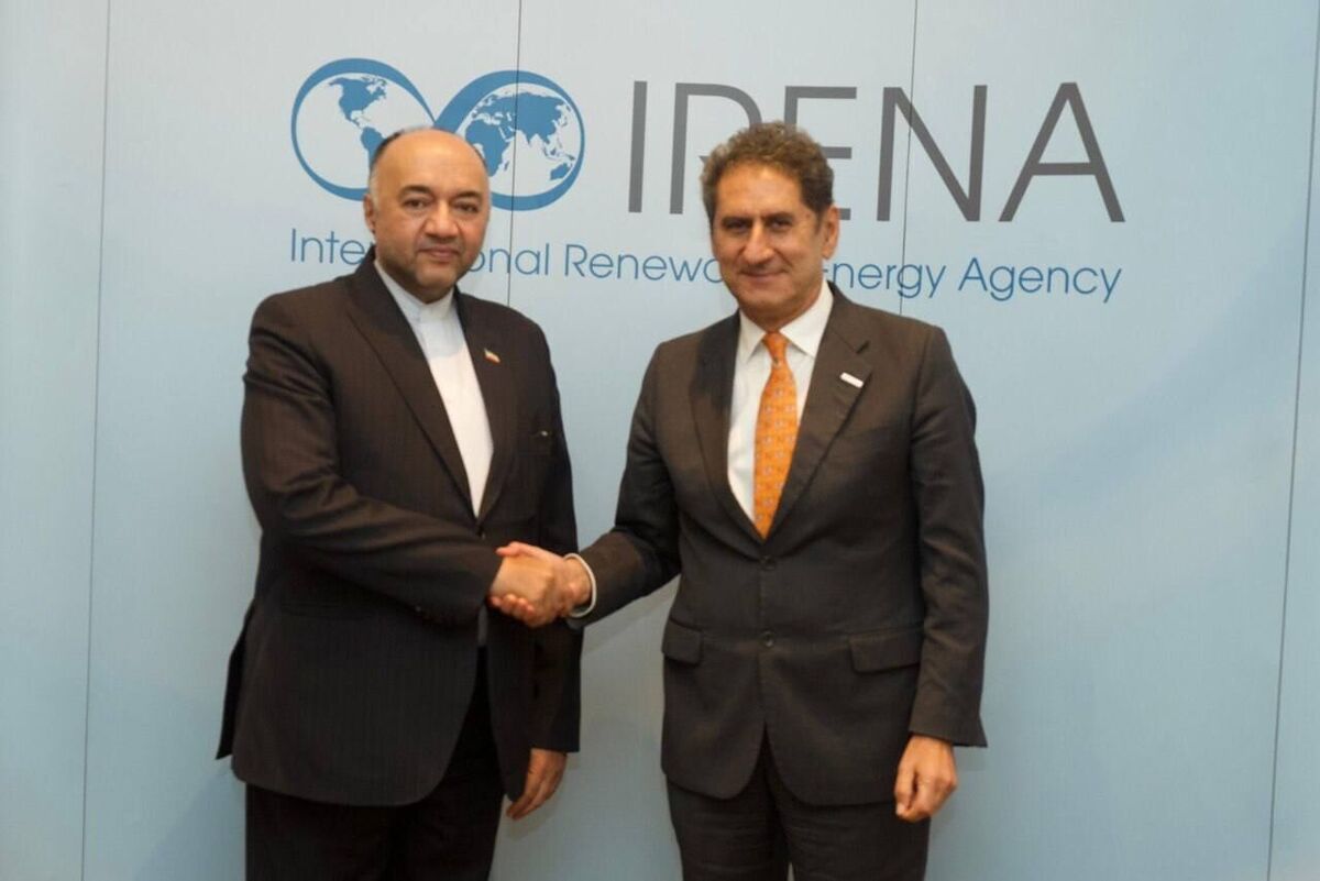 تقدیم استوارنامه نماینده ایران به مدیرکل آژانس بین‌المللی انرژی‌های تجدیدپذیر